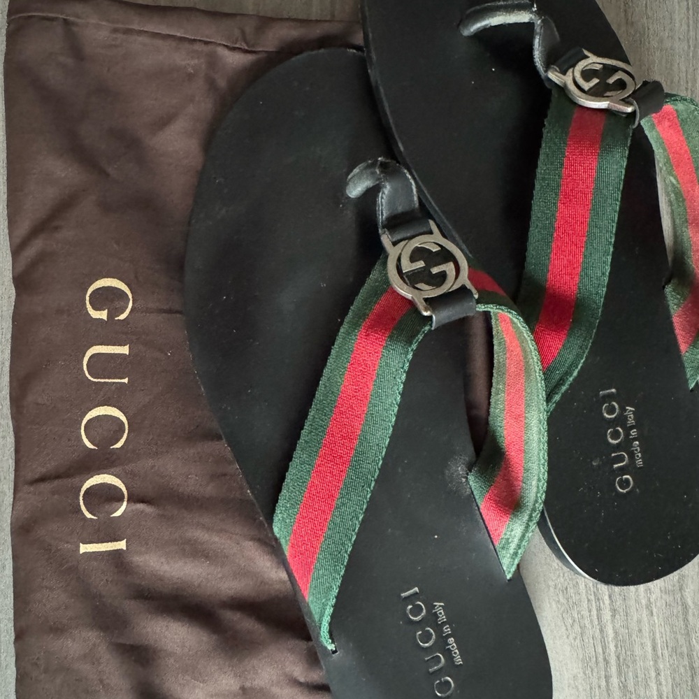 Gucci Men's Black Sandals with Red and Green Straps